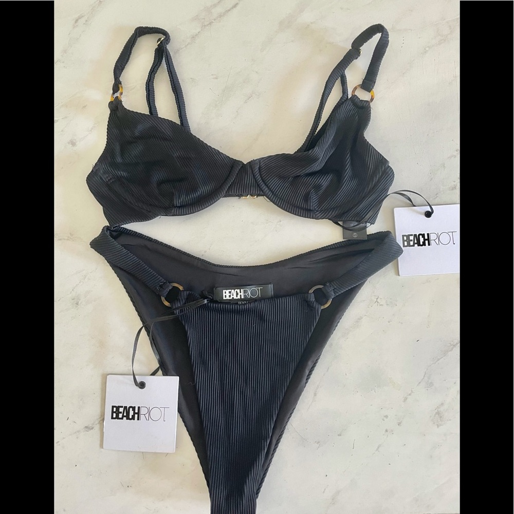 Brand new BEACH RIOT swimsuit 🖤